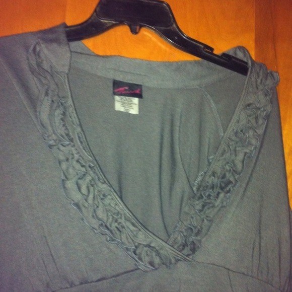 GREY torrid ruffle v neck top size 2x - Picture 2 of 3